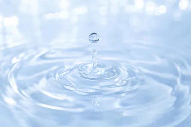水面に落ちる一滴の水